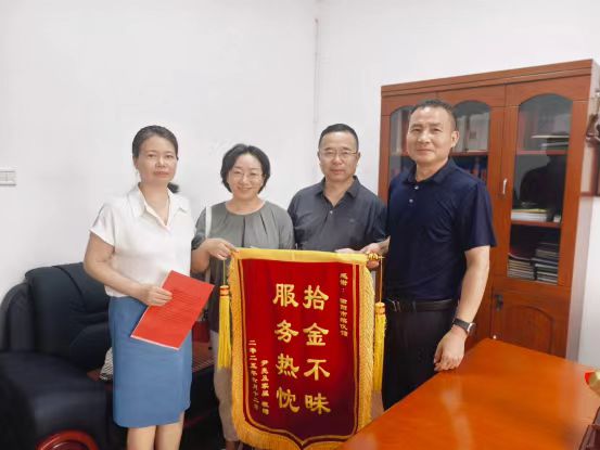 市民送锦旗，又见好人好事，衡阳市民政局获群众点赞