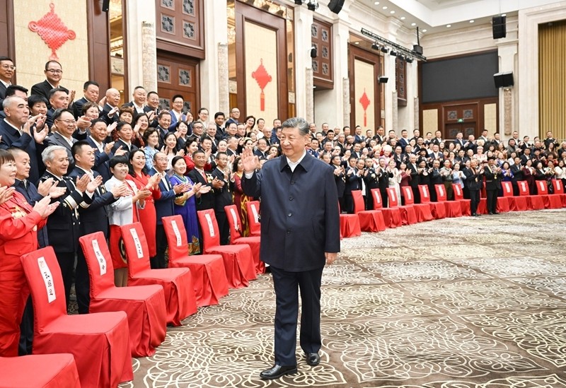 习近平接见新疆各族各界代表