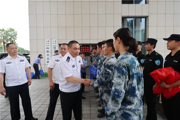 市公安局为一线公安民辅警送“清凉”
