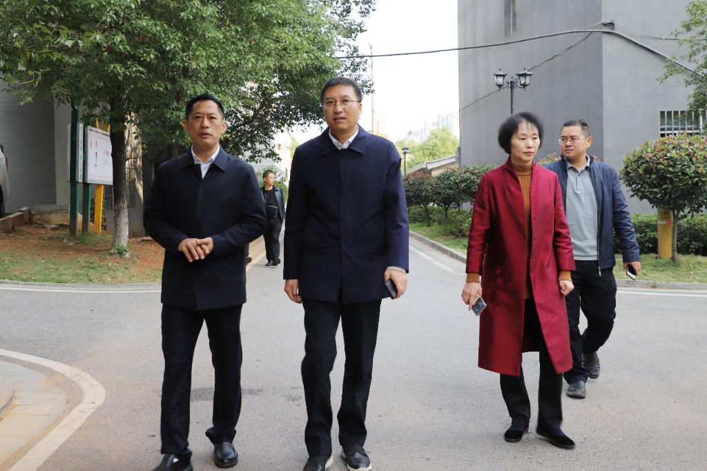 黄含茂深入重点场所督查文明城市创建工作