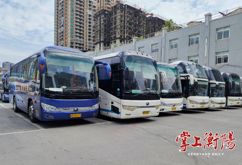 市中心汽车站迎来一波暑运返程“学生潮”