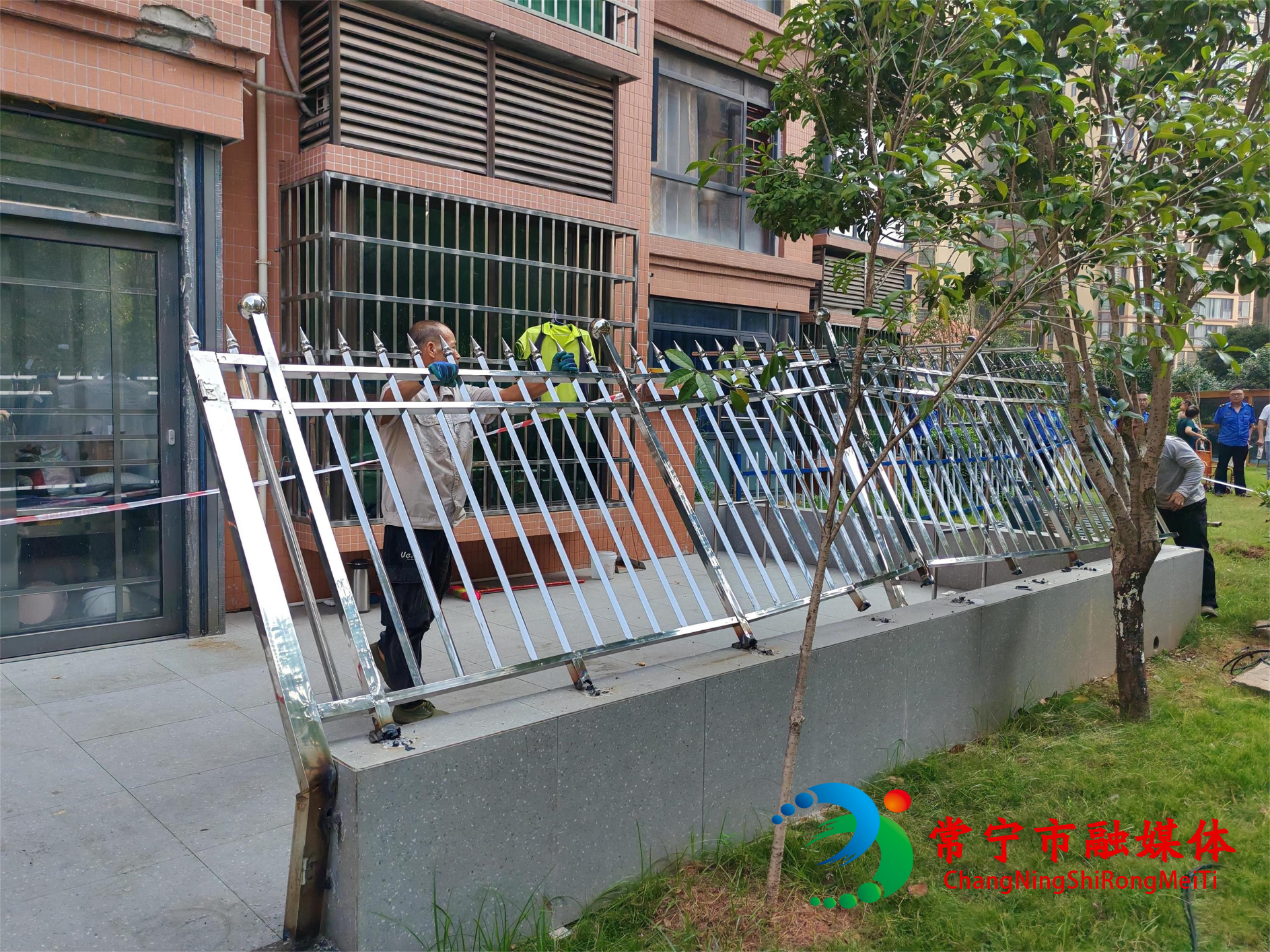 [常宁市] 占用公共绿地 常宁依法拆除北湖明珠小区违规建筑