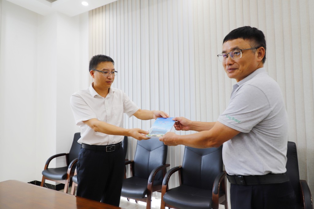 黄含茂深入企业开展“两重”“两新”送解优专项行动