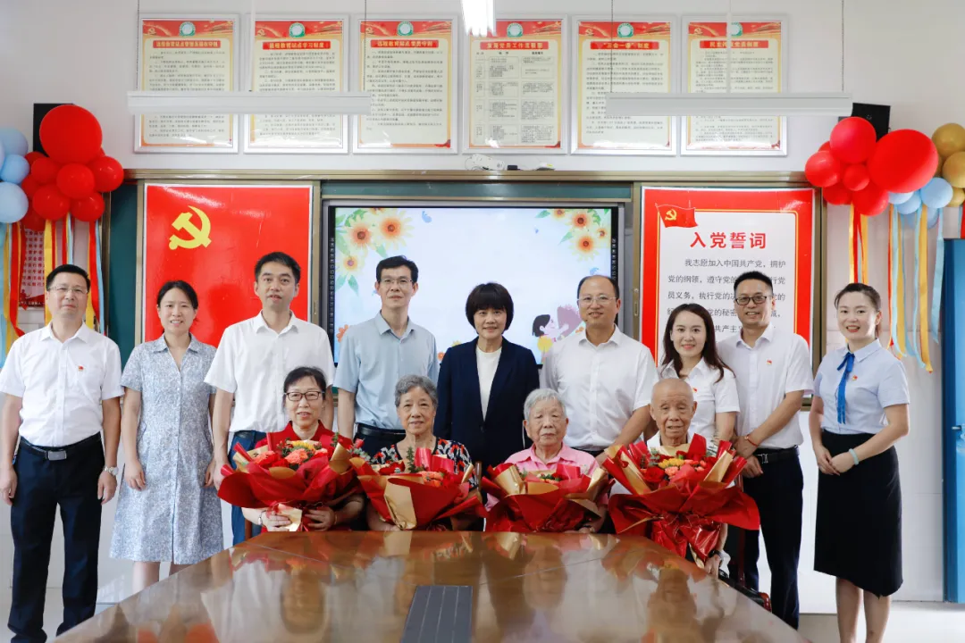 [石鼓区] 谢海蓉看望慰问名优退休教师并督导开学工作