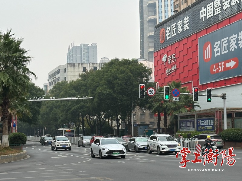 告别拥堵！解放大道蒸湘路口完成交通组织优化即将试运行