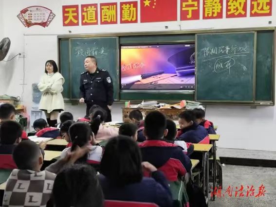 祁东县司法局玉合司法所开展关爱未成年普法宣传活动