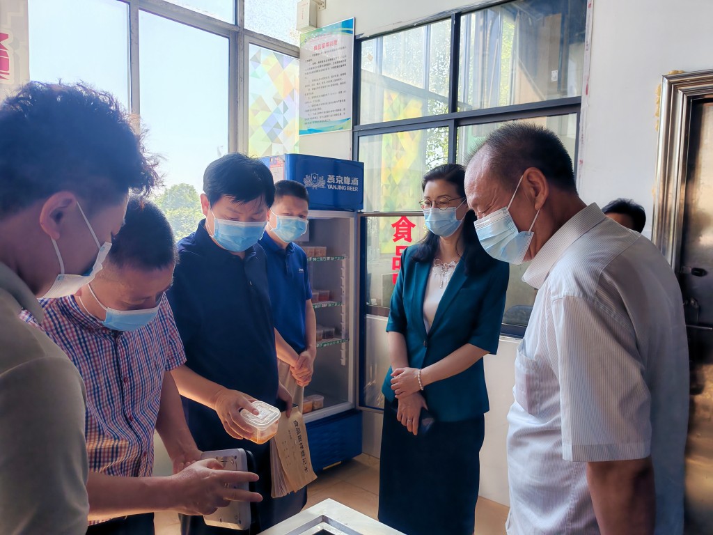 守护“舌尖上的安全”——傅萍率队督导检查包保学校食品安全工作 