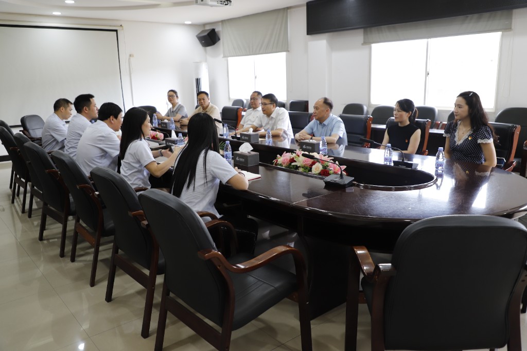 黄含茂走访慰问一线党员代表