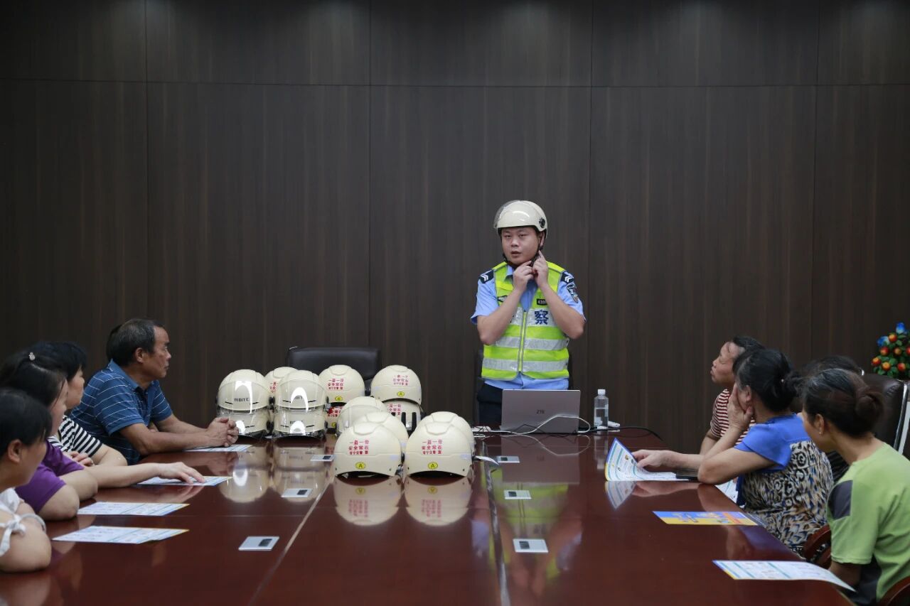常宁交警丨讲安全、送头盔...