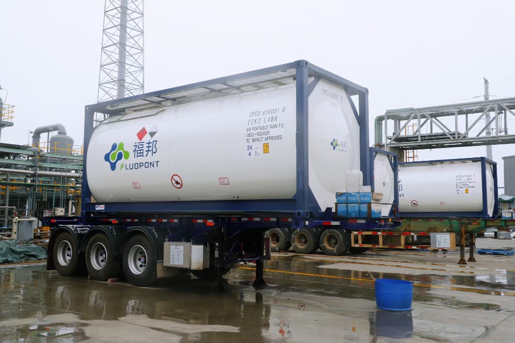 3.满载产品的货车整装待发。廖媛 摄