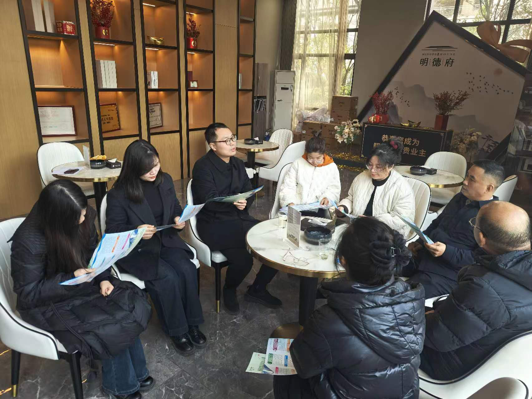 一线服务送政策 助企惠民零距离