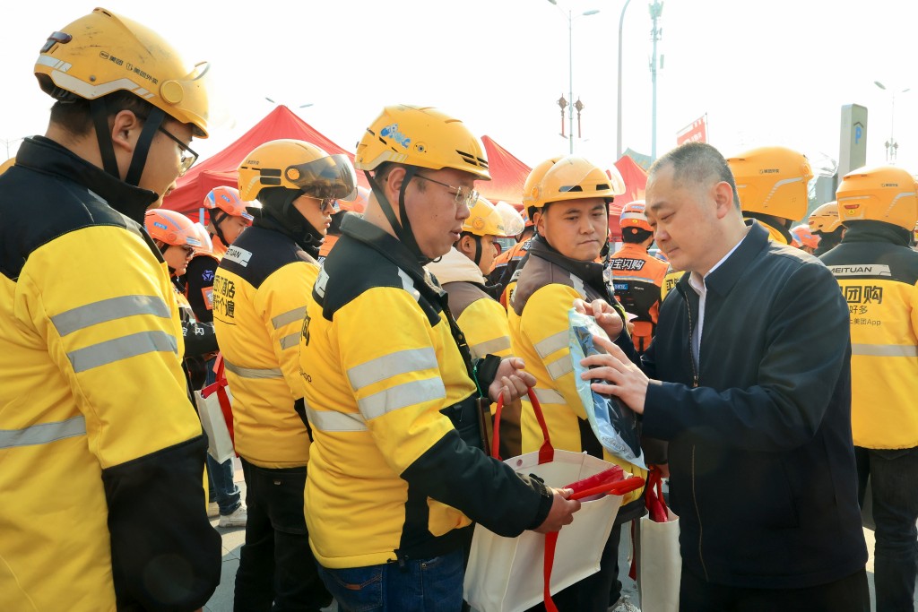 寒冬送暖！140余名雁城“小蜜蜂”收到防寒保暖物资礼包