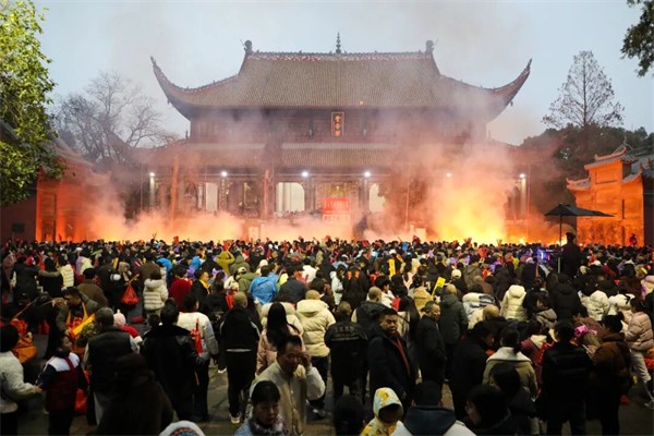 衡阳公安全力护航南岳马年大年初一群众祈福活动