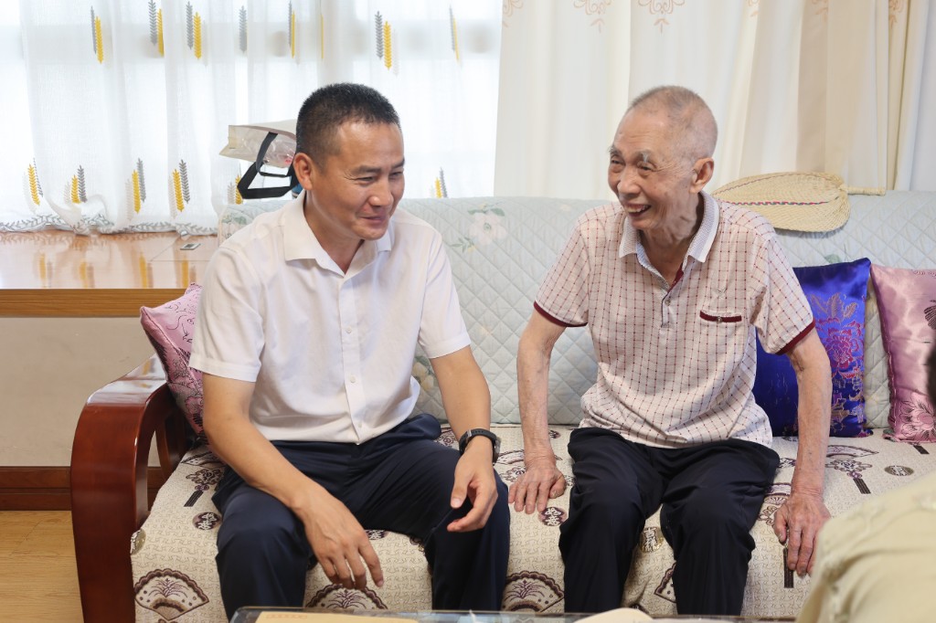 市民政局开展“七一”走访慰问 退休老党员活动 