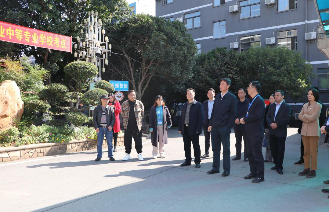 谢宏带队督导"校园餐"和校园安全工作