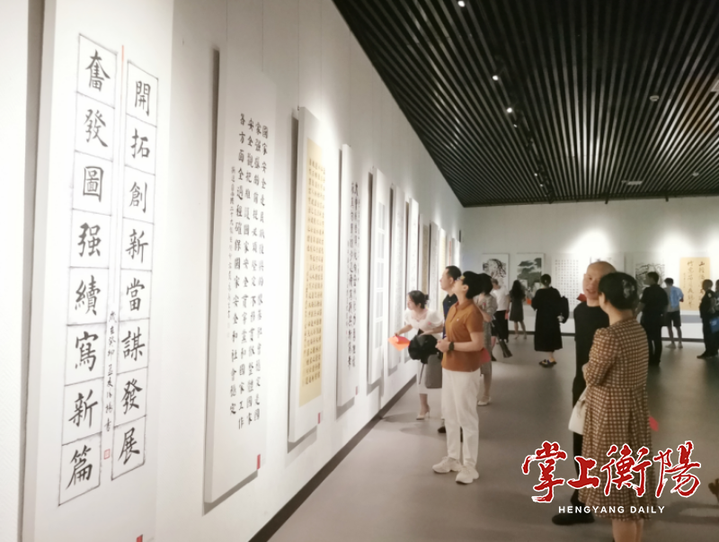 衡阳市人民政府门户网站-市直机关工委举行“同心奋进新征程 翰墨光影颂清风”书画摄影展