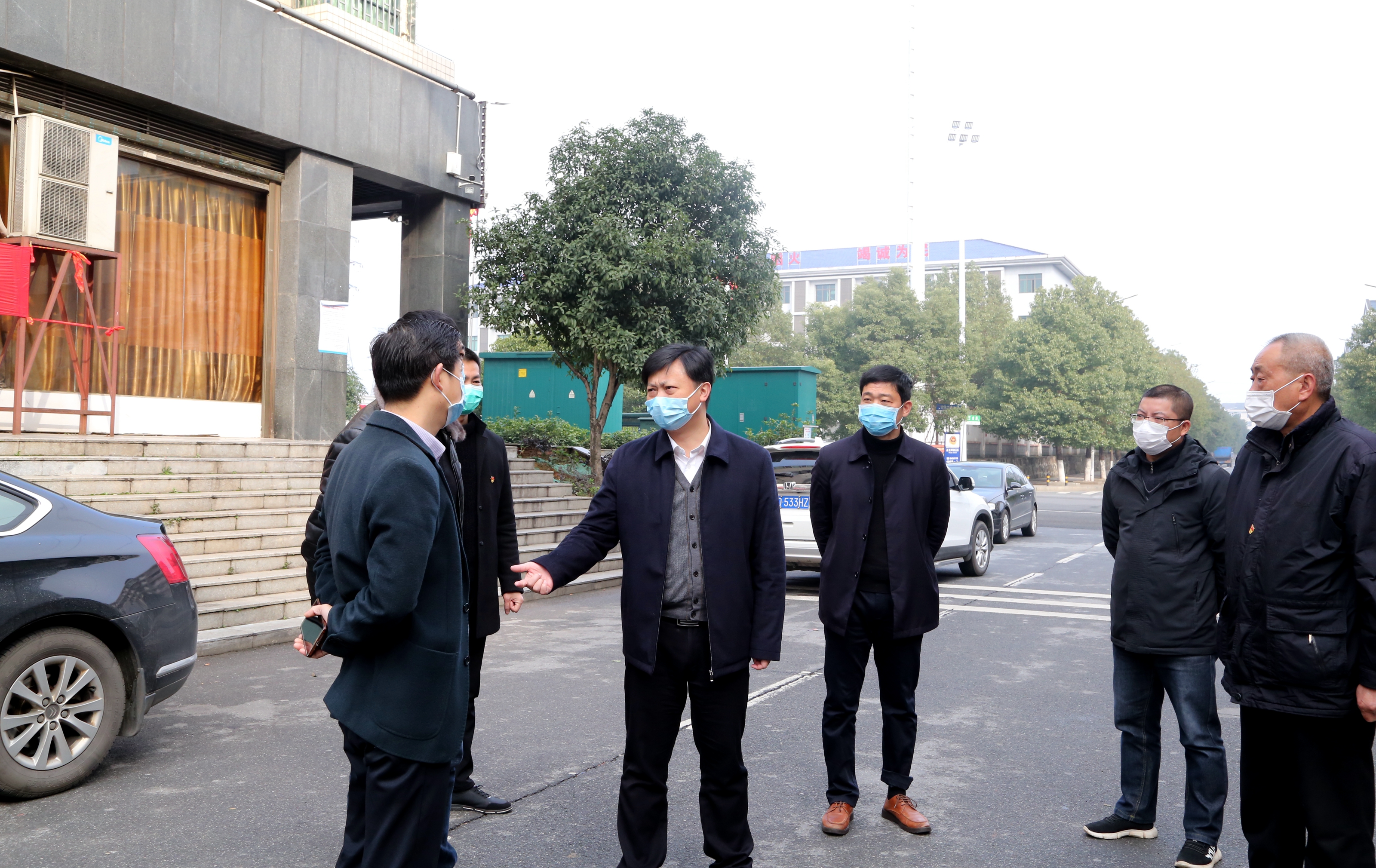 刘兴中督查金龙社区隔离防控工作