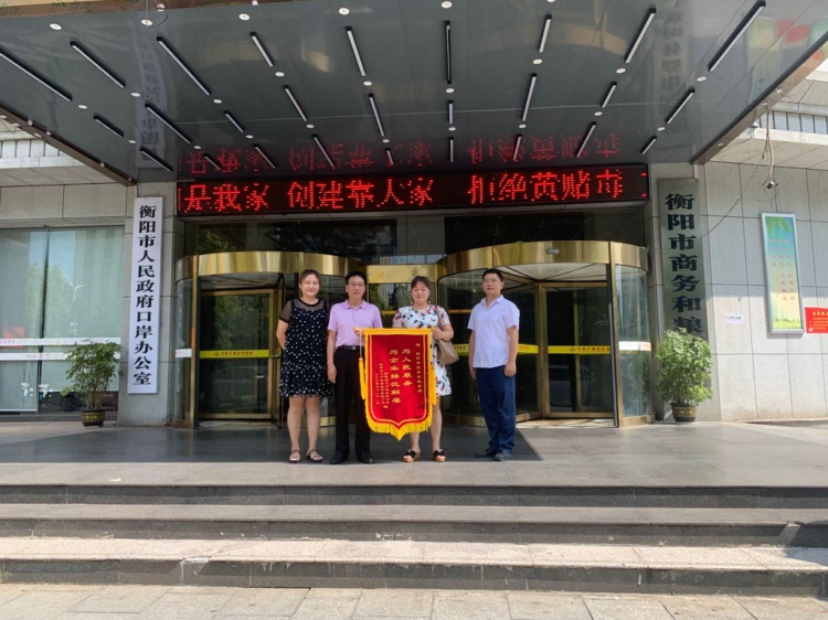 腾飞内衣店_腾飞的中国手抄报(2)