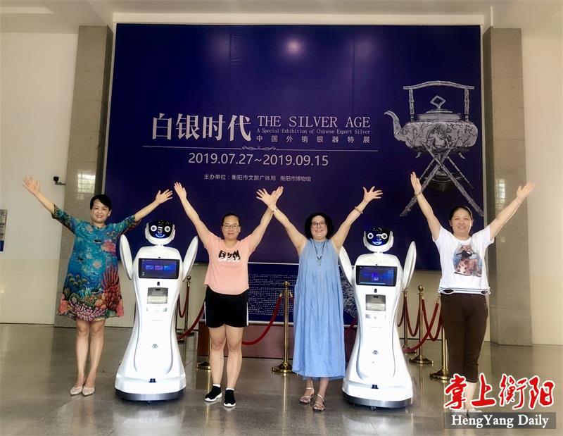▲智能机器人与游客合影.jpg